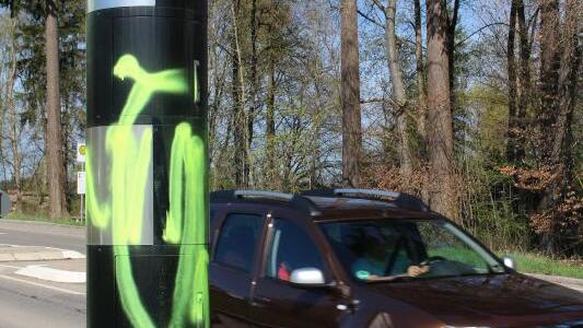Die Blitzsäule in der Neue-Wolterdinger-Straße ist auf beiden Seiten mit Neon-Farben besprüht worden. Bild: Guy Simon