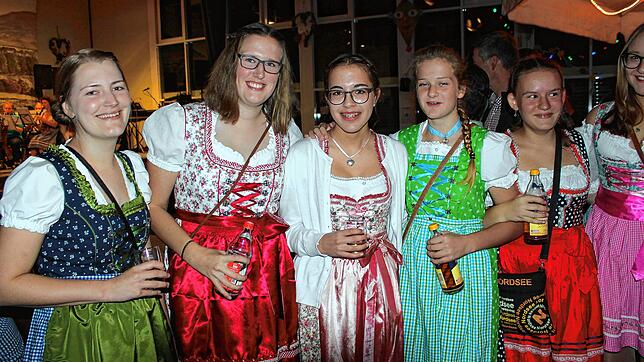 Hoch her geht es beim großen bayrischen Bierabend des Musikvereins "Eintracht" Fützen in der Buchberghalle. Dirndl (Bild), Lederhosen ...
