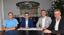 Sie informieren über den Wechsel des Stromnetzbetreibers und unterschreiben den neuen Konzessionsvertrag (von links): Marc Stehling ...