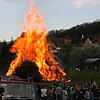 Verlockendes Schauspiel: Hoch schlagen die Flammen aus dem 14 Meter hohen Stapel beim Mühlhausener Osterfeuer. Künftig wird das Feuer ...