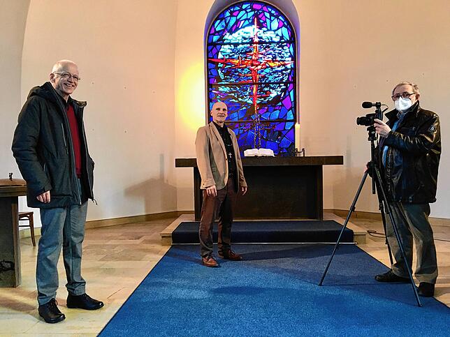 Pfarrer Bernd Stockburger links sucht im Altarraum der Lutherkirche die richtige Position für seine Predigt, die von Hans-Peter Barth ...