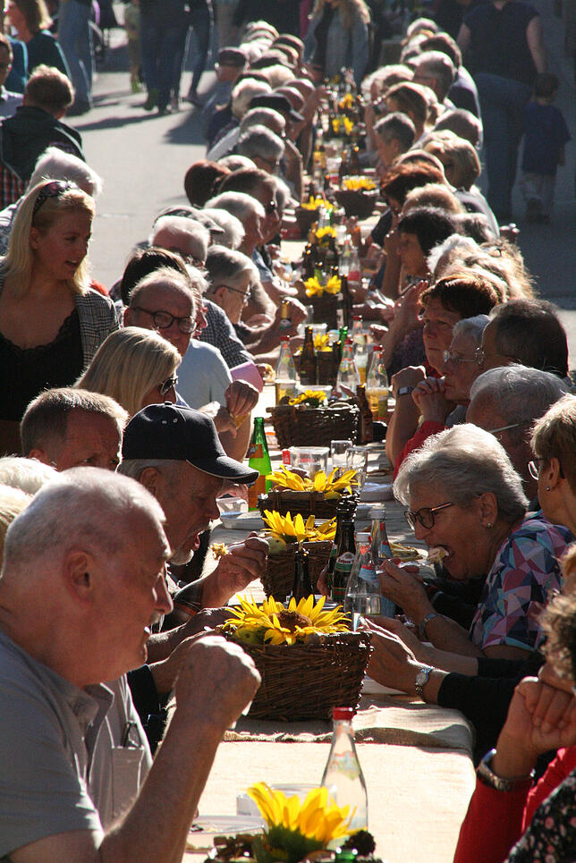 Beliebtes Hördöpfelfäscht: An der längsten Tafel im Hotzenwald herrschte Hochbetrieb.