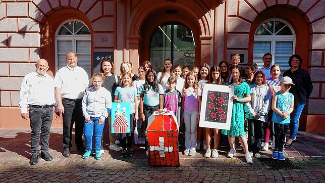 Einige Schüler mit (von links) Ehrenzunftmeister Albert Ebner, Zunftmeister Tobias Fritz und Dorothea Albiker. Hinten (von rechts): ...