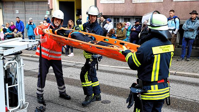 Gemeinsam mit dem Roten Kreuz wird ein Verletzter abtransportiert. Fotos: Hans-Jürgen Kommert