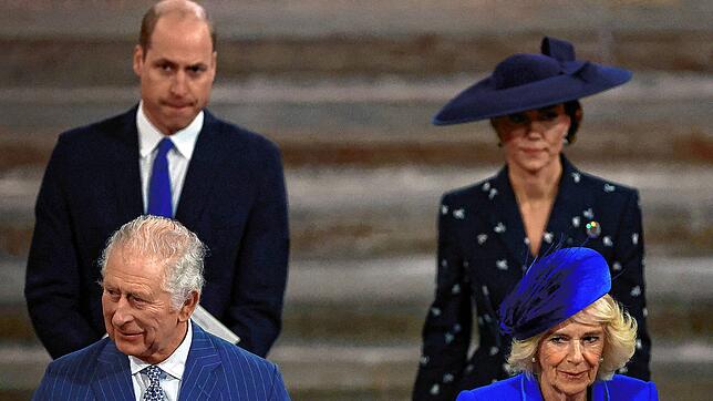 König Charles III. mit Camilla, Prinz William und Kate im März 2023. Wer übernimmt, wenn Charles und Kate wegen Krankheit ausfallen?