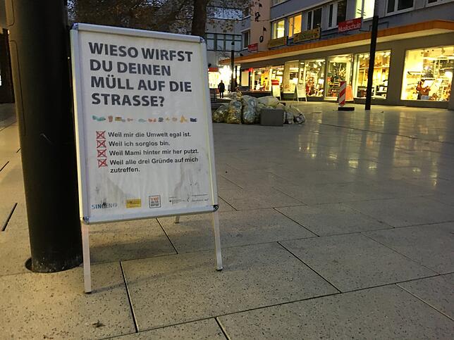 Müll auf der Straße ist ein Ärgernis. Der Handel versucht&lsquo;s mit Schildern. Der KOD kann sicher effektiver einschreiten.