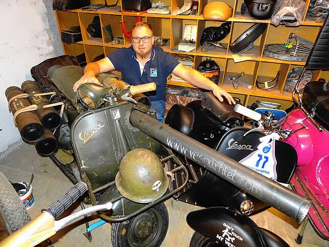 Christian Partikel mit zweien seiner Kostbarkeiten: einer Ur-Vespa Baujahr 1947 mit 3,5 PS (rechts) und einer französischen ...