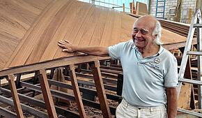 Josef Martin in seiner Werkstatt. In den Werfthallen auf der Mettnau entstehen Boote, die auf allen Meeren der Welt unterwegs sind. Um ...