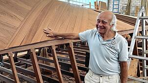 Josef Martin in seiner Werkstatt. In den Werfthallen auf der Mettnau entstehen Boote, die auf allen Meeren der Welt unterwegs sind. Um ...