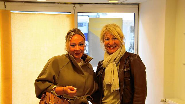 Interessentin Justine Braumann und City-Managerin Monika Studinger (von links) haben viele Ideen, was man aus dem Pop-up-Store machen kann.