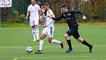 Auf Erfolgskurs: Sandro Knab (links, gegen Kevin Laatsch) brachte den SV 08 Laufenburg gegen Schlusslicht FC 08 Villingen II nach einer ...