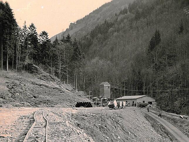 Blick in den Mühlegraben, festgehalten von Paul Müller: Es sollten noch Jahre vergehen, ehe hier der Kraftwerksbetrieb begann.