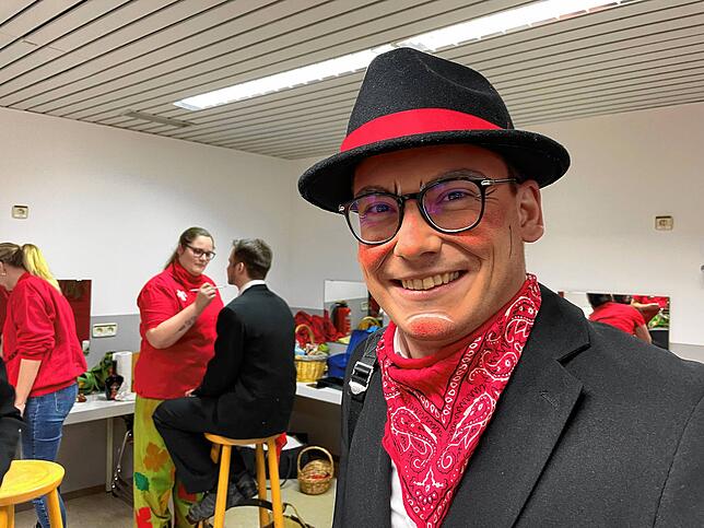 Bild 13: Was für ein Spektakel! Der Narrenbaum steht &ndash; und das Publikum ist begeistert