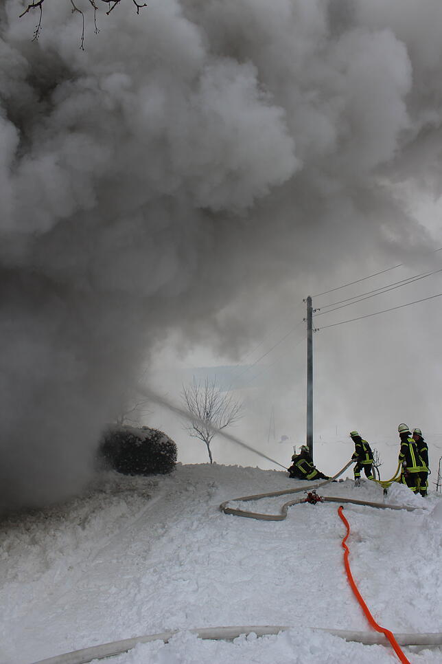 Bild 6: Feuerwehr kann Hof "Im Grund" nicht mehr retten - Sehen Sie hier die Bilder vom Einsatz