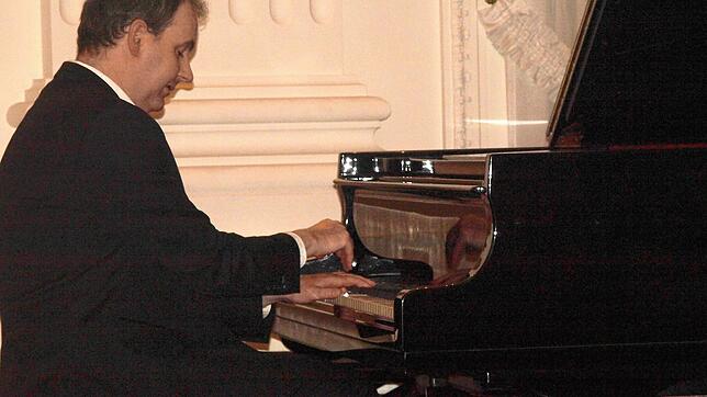 Ganz bescheiden wirkt die Haltung von Pianist Joseph Tong, ganz im Gegensatz zu seinem äußerst virtuosen Spiel.