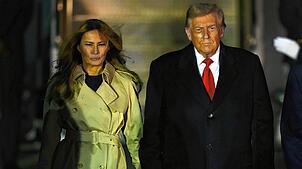 London: US-Präsident Donald Trump und First Lady Melania Trump verlassen die Air Force One bei ihrer Ankunft am Flughafen Stansted.
