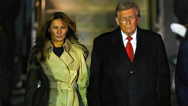 London: US-Präsident Donald Trump und First Lady Melania Trump verlassen die Air Force One bei ihrer Ankunft am Flughafen Stansted.