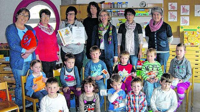 Der Kindergarten Regenbogen in Zoznegg erhält ein Beki-Zertifikat als Auszeichnung, hinten von links: Ulrike Zettl, Elisabeth Auer, ...