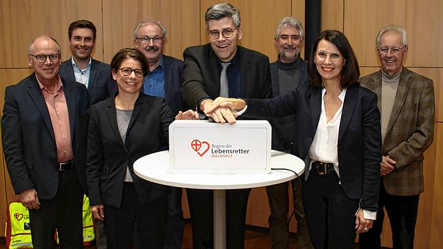 Start für die App Region der Lebensretter im Landkreis Waldshut. Von links: Manfred Weber (Bürgermeister Küssaberg), Lothar Probst ...