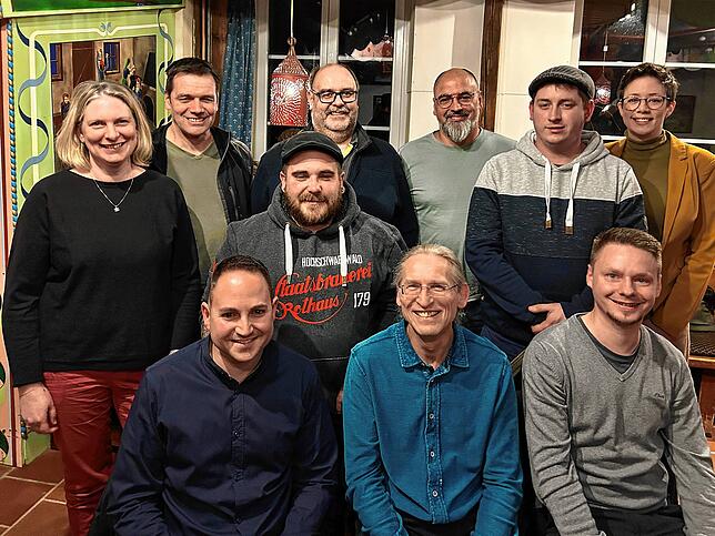 Die Kandidaten der Freien Wähler für den Ortschaftsrat Hänner. Im Bild von links sitzend: Antonio Graniti, Dieter Muck und Tobias ...