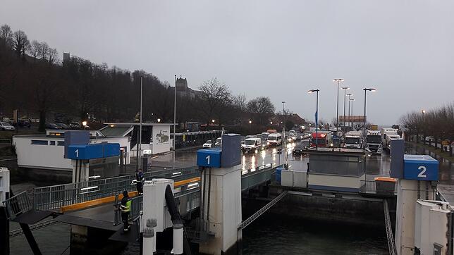 Eine der Brücken am Fähreanleger in Meersburg konnte am Dienstagmorgen nicht herabgesenkt werden. Grund war ein Sensor, der einen Defekt ...