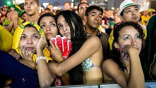 Unendliche Traurigkeit: Brasiliens Fußballfans beim Public Viewing des WM-Halbfinals an der Copacabana in Rio de Janeiro. Bilder: Witters