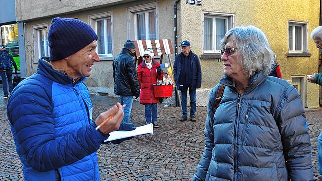 Karl King von der Umweltgruppe spricht mit der Markdorferin Gabi Weißmann über die Innenstadtentwicklung.