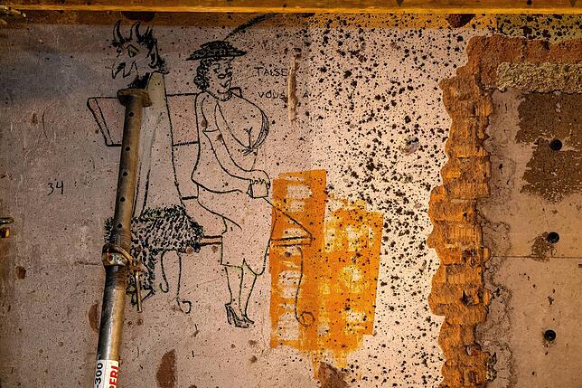 An den Wänden der Mannschaftsgebäude finden sich vereinzelt noch Graffitti.