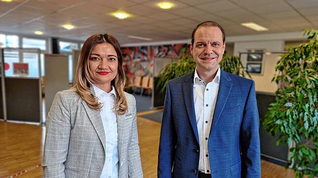 Präsentierten die Bilanz zum Arbeitsmarkt 2022: Döndü Özkan, Geschäftsstellenleiterin der Agentur für Arbeit in Friedrichshafen sowie ...