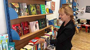 Angelika Siebrands leitet seit 30 Jahren die Buchhandlung Schwarz auf Weiss in der Bad Säckinger Innenstadt.