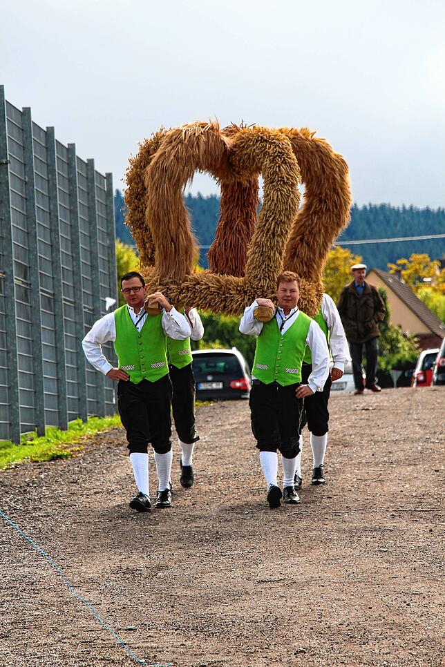 Die Erntedankkrone, die die Hausener Landjugend in aufwändiger Handarbeit gefertigt hat, ist das Highlight des Erntedank-Gottesdienstes.