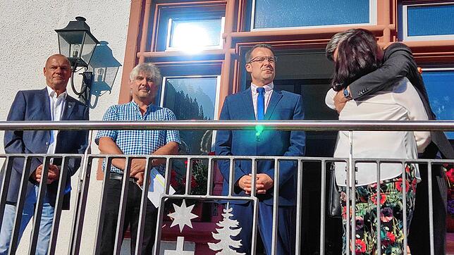 Wahlsieger Marcel Schneider (Mitte) auf dem Balkon des Rathauses. Rechts tröstet Landrat Martin Kistler die unterlegene Amtsinhaberin ...