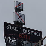 Noch sind die Symbole durchgestrichen. Ab 1. September soll das &bdquo;Bistro B 311&ldquo; eröffnen.
