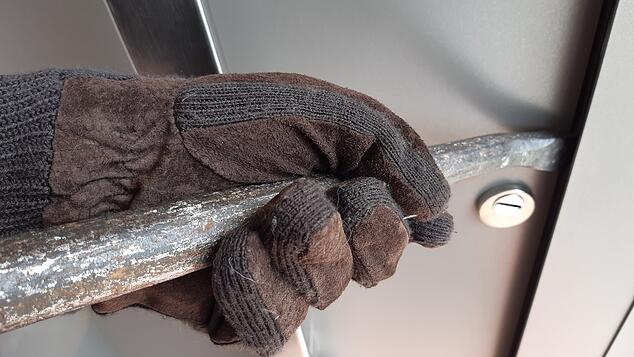 Ein Einbrecher am Werk (Symbolbild). Die Polizei Bad Säckingen ermittelt zu den jüngsten Einbrüchen in Laufenburg und denen in Wehr und ...