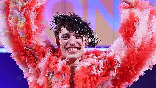 Nemo aus der Schweiz jubelt mit der Trophäe über den Sieg beim Finale des Eurovision Song Contest 2024 in der Malmö Arena.
