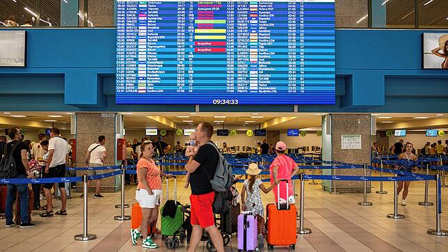 Touristen warten am internationalen Flughafen Diagoras auf ihren Flug. Unter den von Waldbränden in Griechenland Betroffenen befinden ...