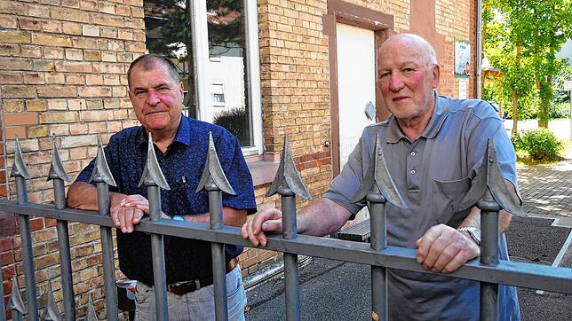Der Vorsitzende des Förderkreises lebendiges Uhrenindustriemuseum, Rainer Russ (links), und Vize Klaus Reiner sehen im Projekt ...