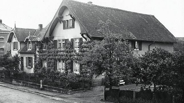 So sah das Haus der Familie Diez in der Jakobstraße 5 im Jahr 1936 aus. Ganz links sieht man noch eine Seite des früheren Radolfzeller ...