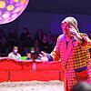 In der Manege des Zirkus Renz wirft Pausenclown Boppo Bälle ins Publikum.
