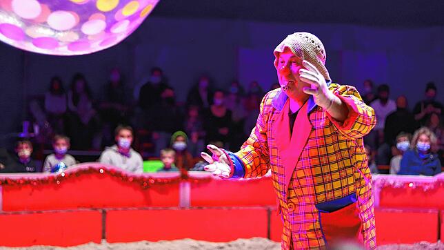 In der Manege des Zirkus Renz wirft Pausenclown Boppo Bälle ins Publikum.