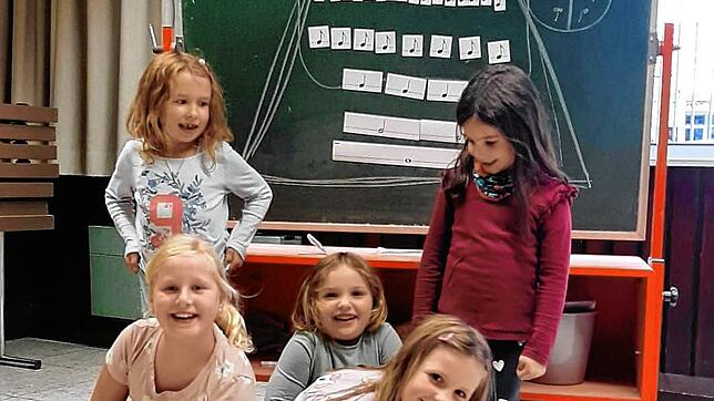 Beim Instrumentenkarussell des Musikvereins Minseln werden Kinder, wie diese fünf Mädchen, spielerisch an vier Instrumente herangeführt. ...
