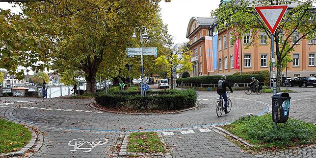 Da die Regeln am falschen Kreisel immer wieder für Verwirrung sorgen und die Vorfahrtsschilder allein nicht ausreichen, wurden zur ...
