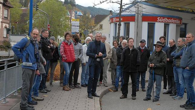 Bei einem "Landesgartenschauspaziergang" erläutert Rudolf Mager (Mitte) welche Chancen ein umgestalteter Bereich beim Busbahnhof der ...