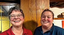 Die Vorsitzende Doris Mutter (links) gratulierte Veronika Schleicher (rechts) zur Wahl als neue Kassiererin im Landfrauen-Bezirk ...