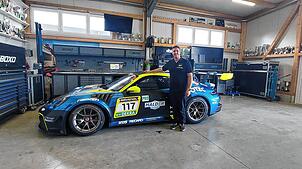 Mike Halder aus Meßkirch ist vielen als Rennfahrer bekannt. Hier ist er an seinem Porsche 922 GT 3 Cup zu sehen. Sein zweiter ...