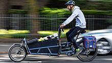Lastenradfahrer im Stadtverkehr: Vor allem Einzelhänder drängen darauf, Innenstädte für Autos zugänglich zu lassen.