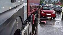 Der Lastwagen fuhr auf das Auto auf. Es wurde niemand verletzt.