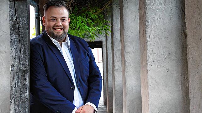 Der 27-jährige Marco Russo sitzt seit vier Jahren im Hilzinger Gemeinderat. Jetzt bewirbt er sich für das Bürgermeisteramt in Engen, wo ...