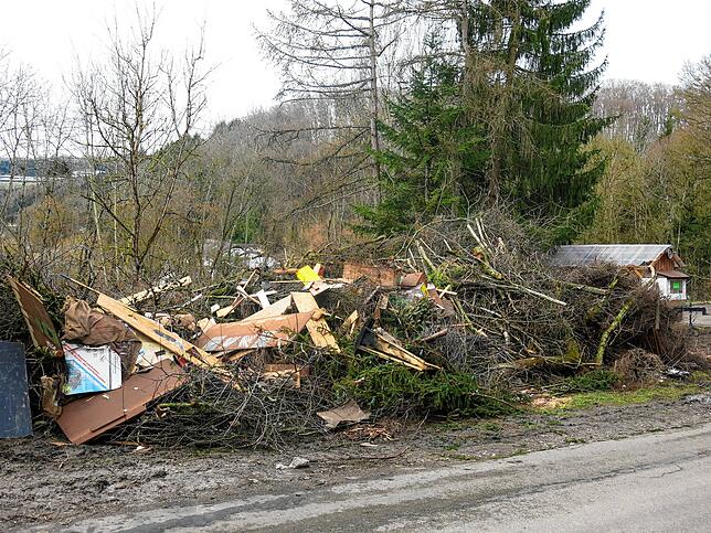 Dillendorf: Material für den Fasnetfunken war in Dillendorf reichlich angeliefert worden, so richtig brennen wollte der Haufen aber nicht.