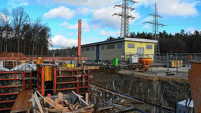 Die Baustelle des neuen Schalthauses, das die Singener Kernstadt und mehrere nördliche Ortsteile versorgt. Auch der Neubau wird zum ...